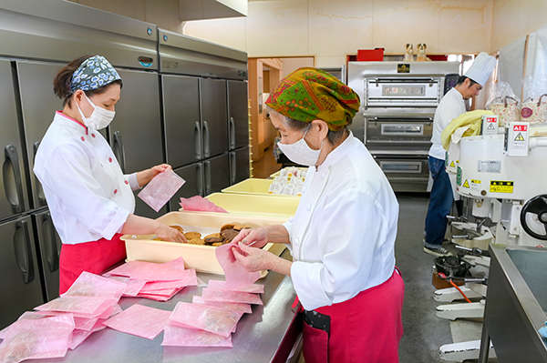 �����َq �V������